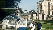 Majitel zámku pan Viola přilétá vrtulníkem, na snímku z filmu je zřejmě dvojník Jana Wericha.