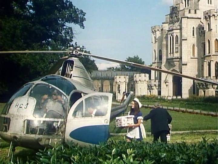 Majitel zámku pan Viola přilétá vrtulníkem, na snímku z filmu je zřejmě dvojník Jana Wericha.