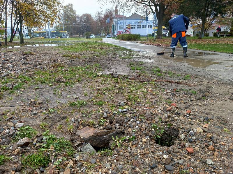 Havárie vodovodního řadu u křižovatky Pražské a Strakonické ulice.