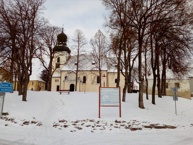 Kostel je dominantou Chrášťan.