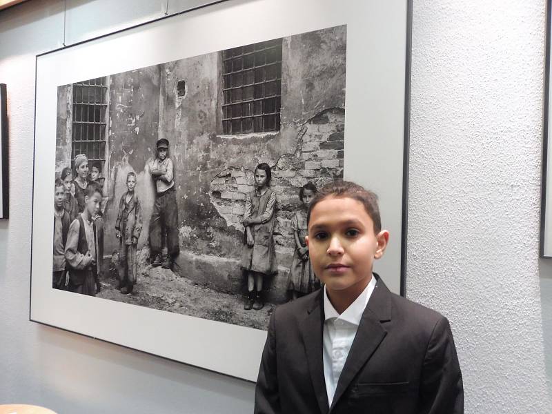 Fotograf Jan Dobrovský byl přítomen po celou dobu natáčení ve štábu Nabarveného ptáčete. Jaké fotografie pořídil, si prohlédnete v kavárně Českého rozhlasu České Budějovice.