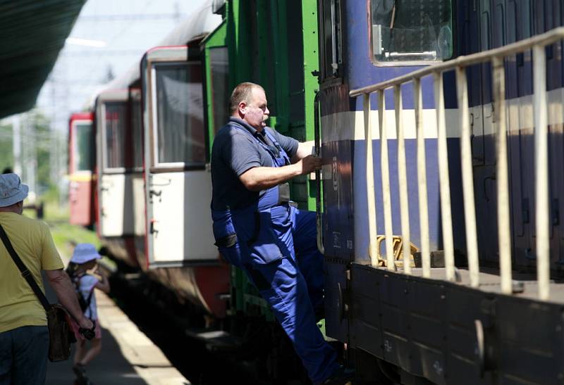 Zvláštní výletní vlak Jan Žižka sestavený z historických, vyhlídkových i bufetových vozů vedený historickou motorovou lokomotivou přezdívanou "Hektor" vyrazil ve čtvrtek ve 12.38 z českubdějovického vlakového nádraží do Trocnova po stopách Jana Žižky.