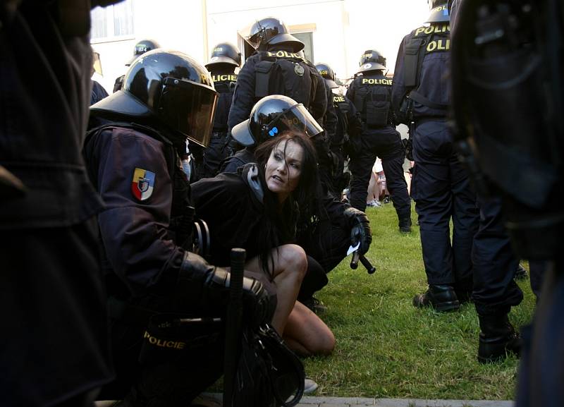 Při protiromském shromáždění na českobudějovickém sídlišti Máj zadrželi policisté 13. července dvě až tři desítky radikálů, kteří sídliště navzdory policejním výzvám odmítali opustit.