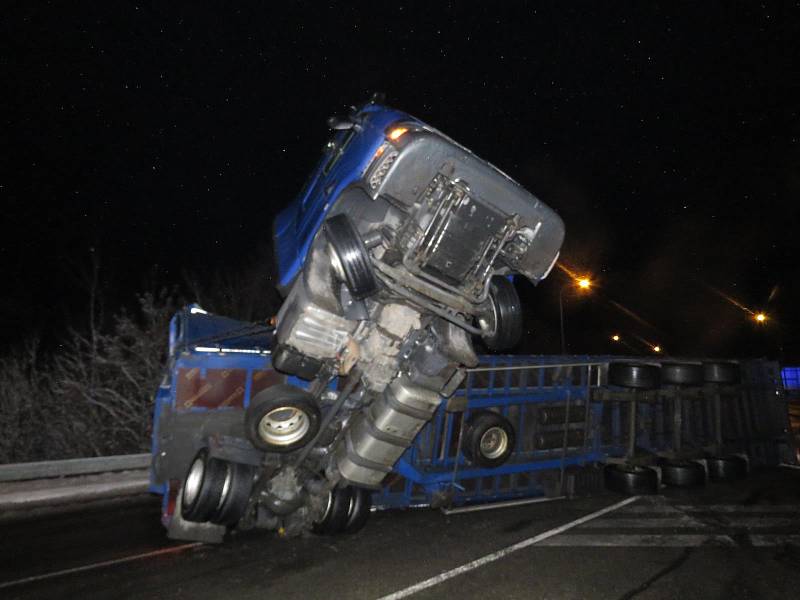V Českých Budějovicích se časně ráno na kluzké vozovce na hlavním tahu na Písek převrátil kamion.