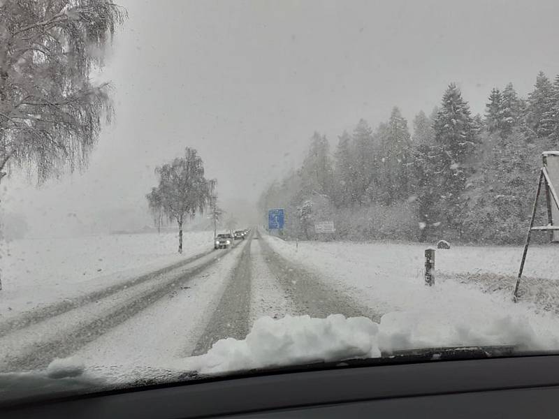 Jižní Čechy jsou pod sněhem. Na snímku situace na silnici z Lišova do Českých Budějovic.