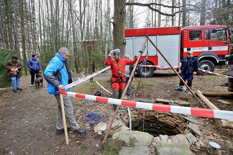 Archeologové spolu s jeskyňáři prozkoumali studnu Mikšova dvoru v Trocnově.