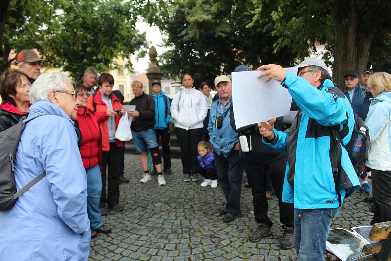 Pasažéři Vlaku Josefa Seidela se v sobotu vydali na Novohradsko, kde díky i více než sto let starým snímkům sledovali proměny krajiny i obcí.