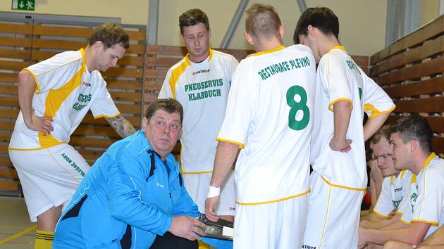 Bombarďáci Větřní pod trenérskou i gólmanskou taktovkou Pavla Šilhána (v modrém) zažili v letošním čtvrtfinále play off 1. celostátní ligy futsalu - sálové kopané další obrovské drama s hořkým koncem.