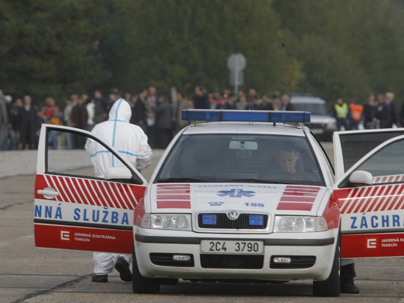 Přivolaný lékař zdravotnické záchranné služby se připravuje na zásah v možném ohnisku nákazy.