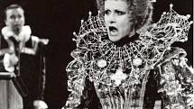 Herečka Daniela Bambasová si nyní připomíná 30 let v Jihočeském divadle. Na snímku jako královna Alžběta.