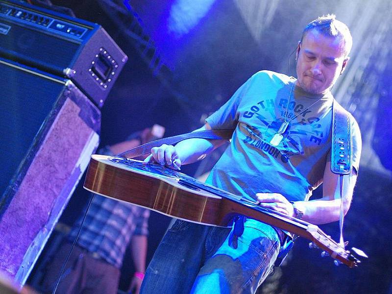 Václav Matas, který hraje jako host v kapele Divokej Bill na rezofonickou kytaru, jež se jmenuje dobro, provozuje v Českých Budějovicích kavárnu Segafredo se sídlem na náměstí Přemysla Otakara II.