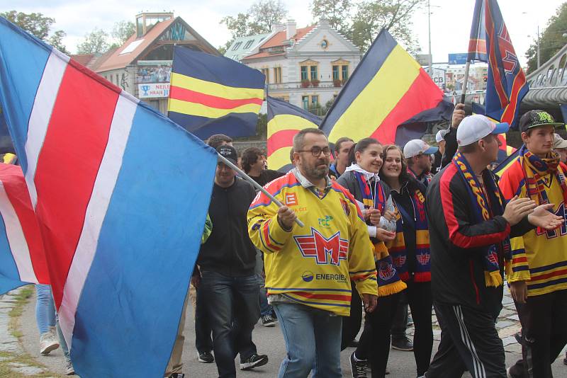 Fanouškové Motoru na tradičním pochodu k českobudějovickému zimnímu stadionu