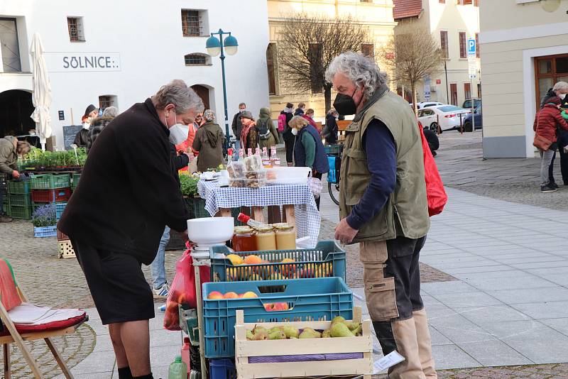 Farmářský trh na Piaristickém náměstí v Českých Budějovicích je opět otevřen.