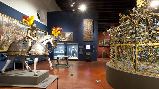 Výstava Hrady a zámky objevované a opěvované, která trvá do 15. března v Jízdárně Pražského hradu.