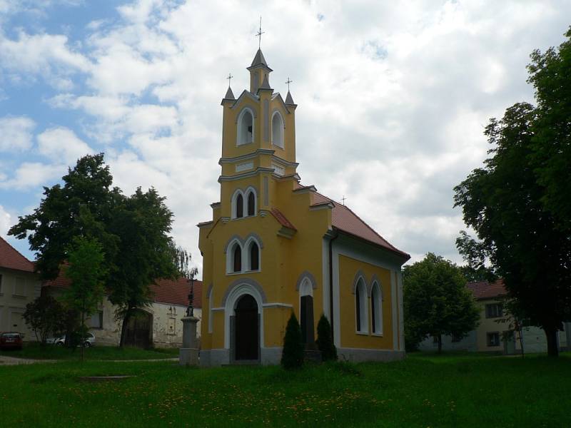 Na pouť je vždy velická kaplička pečlivě připravena. Letos nechala obec Dříteň, pod kterou Velice patří, opravit střechu, fasádu i vnitřek zajímavé stavby. 