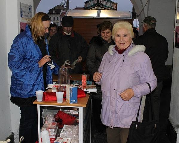 Čtenáři Deníku, kteří přišli k vydavatelskému domu se zpěvníkem ze středečních novin, dostali zdarma novinářský punč a mohli si zatočit kolem štěstí.