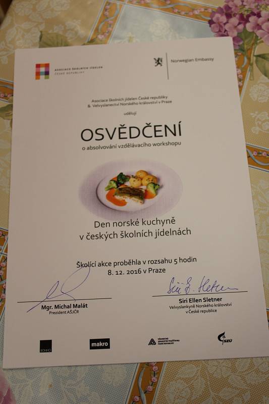 Osvědčení o pětihodinovém školení k přípravě norského menu v Praze.