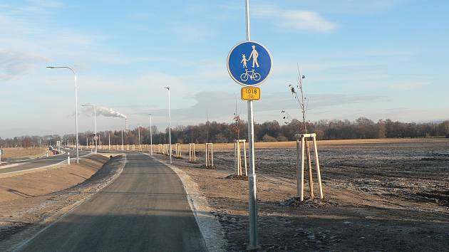 Po obou stranách silnice mezi Českými Budějovicemi a Roudným (na snímku) se nachází 38 hektarů pozemků, které získala církev v restituci v roce 2018.