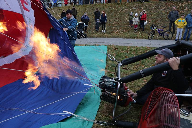 Z náplavky u Vltavy vzlétl balón OK 1918 v národních barvách, na oslavu Dne boje za svobodu a demokracii a Mezinárodního dne studentstva 17. listopadu.