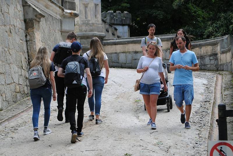 Zámek Hluboká obklopují okrasné zahrady a anglický park, v bývalé zámecké jízdárně je Alšova Jihočeská galerie.