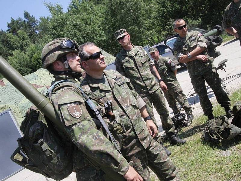 Pět stovek vojáků  z pěti států NATO se zúčastnilo cvičení v Boleticích, které po deseti dnech ve čtvrtek vrcholilo střelbami z protiletadlových raketových kompletů.