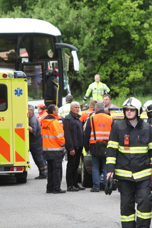 Vlak, v němž cestovaly děti na školní výlet, se ve čtvrtek ráno střetl u Hluboké s autobusem.