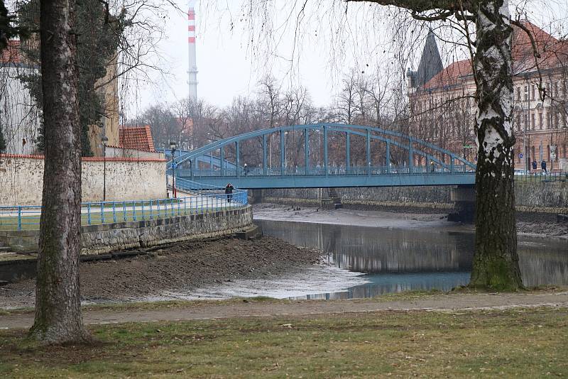 České Budějovice,vypuštěné řeky kvůli opravě jezu u Dlouhého mostu