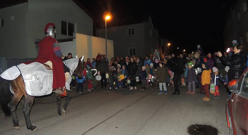 Lampionový průvod s příjezdem svatého Martina se ve čtvrtek uskutečnil v MŠ Papírenská v Českých Budějovicích.