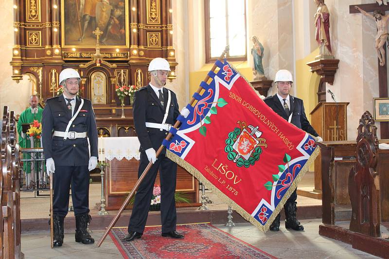 Dobrovolní hasiči nechali v kostele při nedělní mši posvětit nový hasičský prapor.