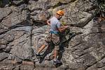 Na skále nad Vltavou mezi Hlubokou a Purkarcem je nová via ferrata, vhodná je i pro rodiny s fyzicky zdatnými dětmi.