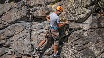 Na skále nad Vltavou mezi Hlubokou a Purkarcem je nová via ferrata, vhodná je i pro rodiny s fyzicky zdatnými dětmi.