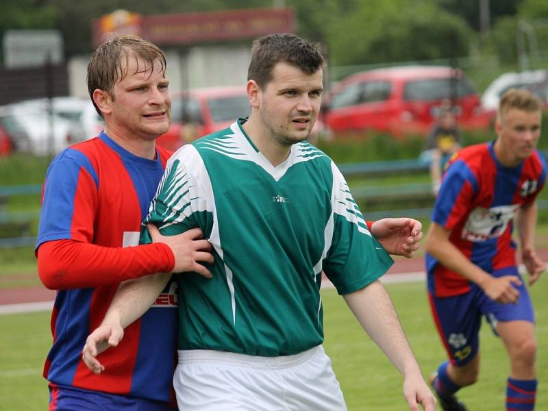 Fotbalisté SK Čtyři Dvory doma Borovany nijak nešetřili, vyhráli 7:0, hosté musí ještě záchranu potvrdit.. 