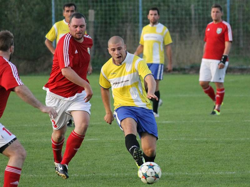 Hrdějovice B (ve žlutém) přichystaly Srubci podzimní porážku, vyhráli 5:1.