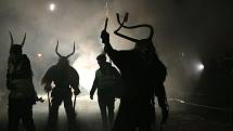 Krampuslauf v Nemanicích na hřišti.