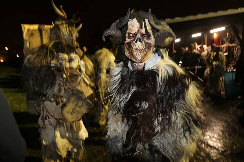 Na fotbalovém hřišti v Nemanicích řádili Krampusové.