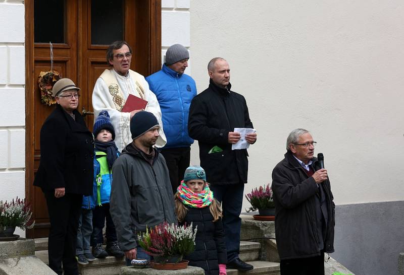 Tradiční Hubertskou jízdu ve Skalici u Bohumilic opanovaly ženy