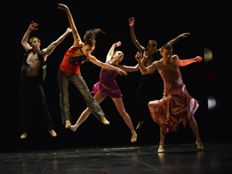 Generální zkouška komponovaného baletního večera Na scénu!, který je složený z choreografií uměleckého šéfa baletu JD Attily Egerháziho a mezinárodně uznávaného choreografa Mária Radačovského v Jihočeském divadle v Českých Budějovicích. Premiéra 19. dubna