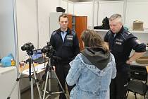 Na Krajském asistenčním centru pomoci Ukrajině (KACPU) na Letišti České Budějovice denně slouží kolem 14 policistů z cizinecké policie i pořádkové služby.