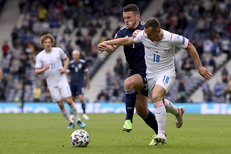 Popis fotky: Skotsko - ČR - Utkání ME ve fotbale Skotsko - ČR v Glasgow, zprava Jan Bořil z ČR a John McGinn ze Skotska.    Praha/Glasgow - Druhý gól českého fotbalového reprezentanta Patrika Schicka v úvodním vítězném utkání na mistrovství Evropy v Glasg