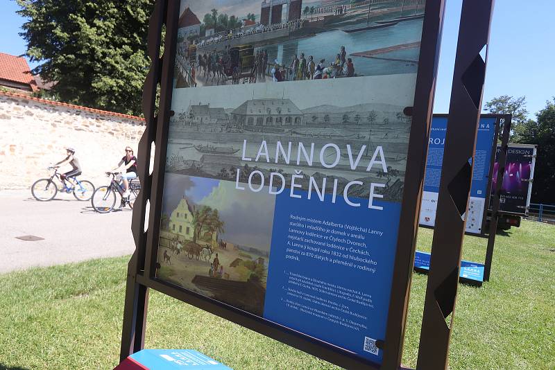 Rod Lanna na nábřeží řeky Malše,výstava velkoformátových fotografií v Českých Budějovicích