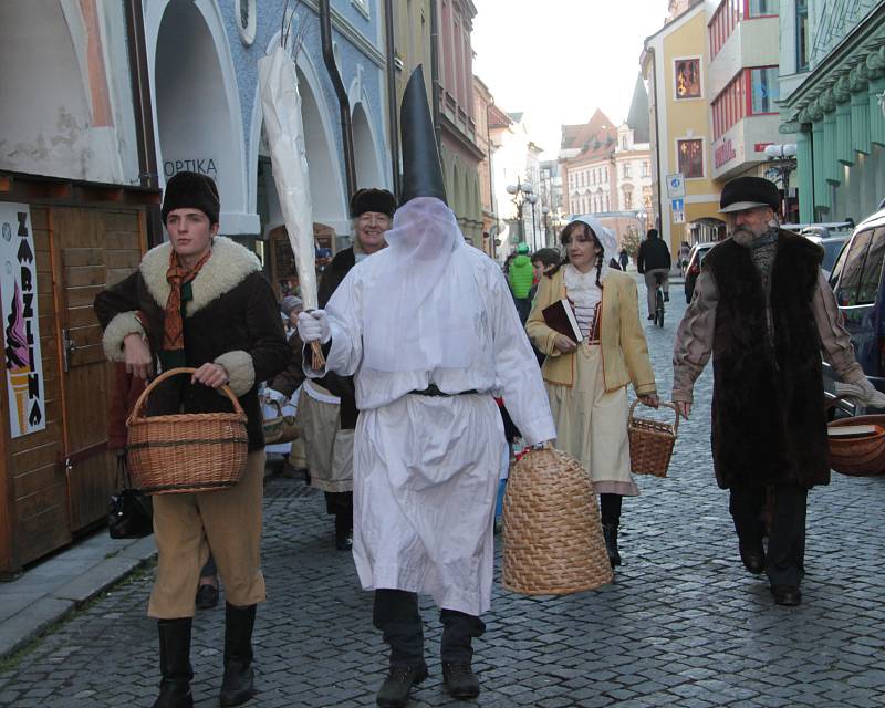 Svatý Ambrož prošel se svojí skupinou městem.