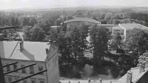 Pohled na Sokolský ostrov z lešení klášterní věže při její opravě. Foto ze sbírky fotografií a pohlednic Jiřího Dvořáka poskytl Státní okresní archiv České Budějovice