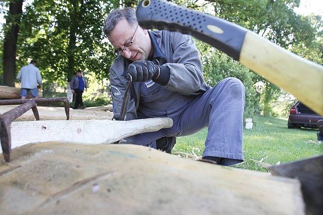 Členové spolku Vltavan z Purkarce u Hluboké nad Vltavou dokončili v sobotu v kempu ve Střelských Hošticích stavbu vorové tabule složené z devíti šestimetrových klád. 