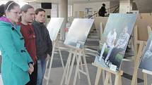 Expozice fotografií s názvem "Tam, kde naplňují dny životem“ zaplnila přízemí rektorátu Jihočeské univerzity.