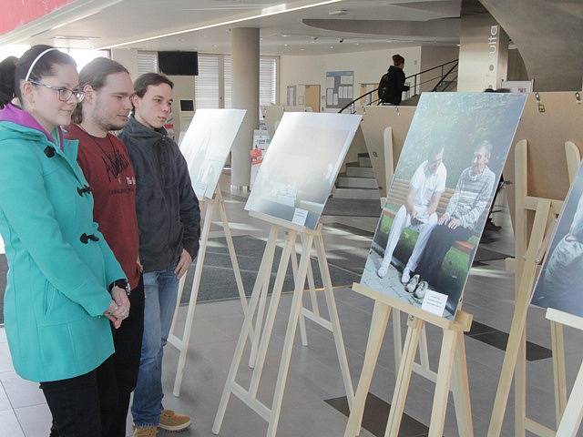 Expozice fotografií s názvem "Tam, kde naplňují dny životem“ zaplnila přízemí rektorátu Jihočeské univerzity.