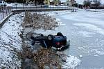 Osobní auto ve Strážkovicích na Českobudějovicku skončilo v požární nádrži.