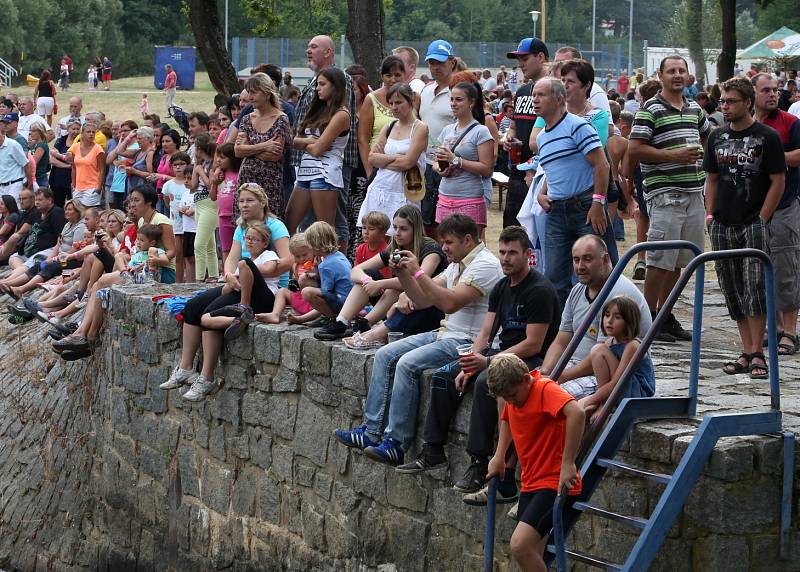 Plavská Benátská noc se musela obejít bez ohňostroje. Vynahradila to nápaditá plavidla a veselé masky