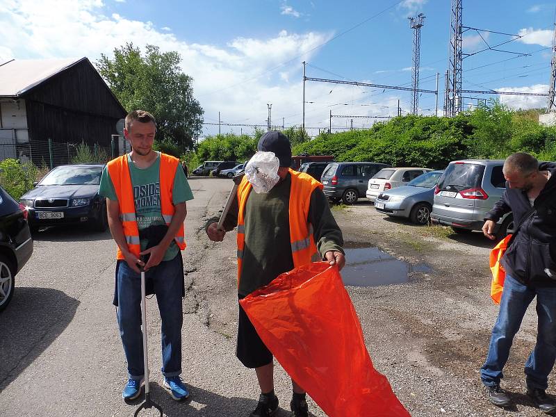 Budějčtí bezdomovci uklízeli v pátek 3. července Rudolfovskou třídu. Vedl je dobrovolník František. Za odměnu dostanou stravenky.