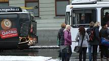 Úterý, první "zimní" den v Českých Budějovicích, nezačalo pro motoristy šťastně. Na snímku je nehoda autobusu, trolejbusu a osobního vozidla u budovy krajského úřadu.