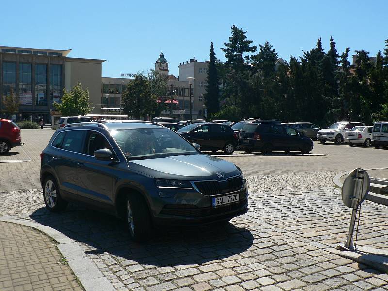 Parkoviště na Senovážném náměstí v Českých Budějovicích dostalo v roce 2020 informační cedule, kamery a závory. Řidiči se už u vjezdu dozvědí, jestli jsou ještě volná místa.